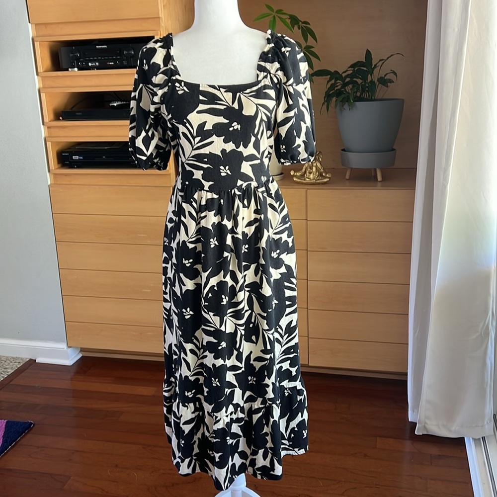 WHO WHAT WEAR dress, Black/White, Size Medium. Awesome dress with open back!